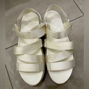 UGG La Shores platform sandals size 8.5